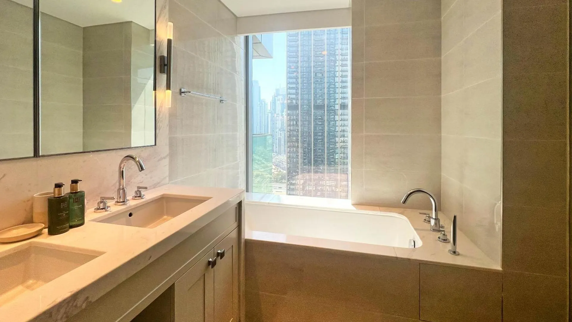 Bnbmehomes - Opera Grand Dubai Apartment